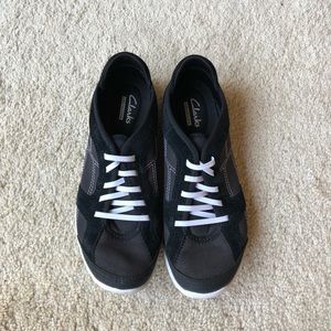 Clarks slip-on no lace tennis shoe in EUC.